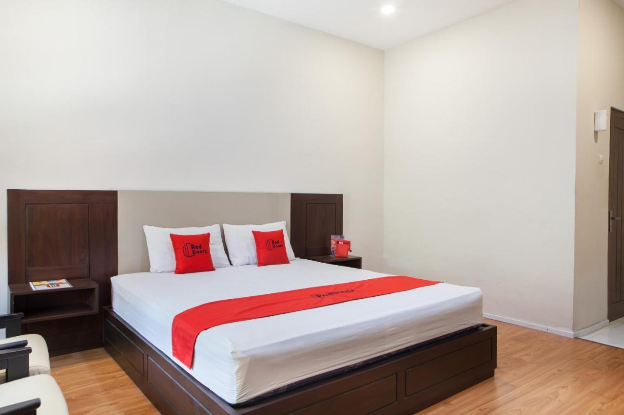 Reddoorz Plus Near Mall Roxy Banyuwangi Бануванги Екстериор снимка